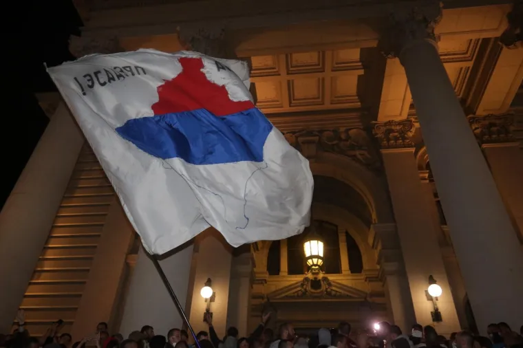 NASILNI PROSVJED U BEOGRADU: Sukobili se policija i prosvjednici nezadovoljni ponovnom najavom uvođenja policijskog sata