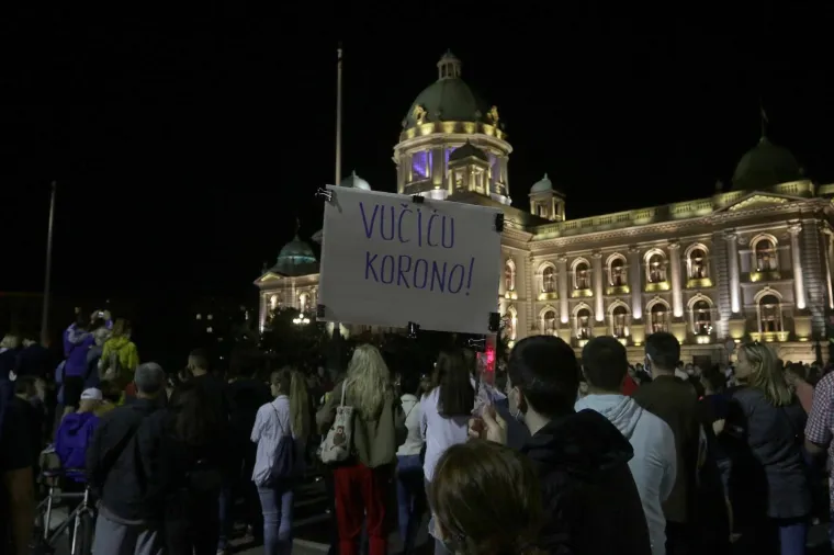 NASILNI PROSVJED U BEOGRADU: Sukobili se policija i prosvjednici nezadovoljni ponovnom najavom uvođenja policijskog sata