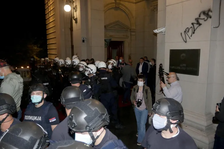 NASILNI PROSVJED U BEOGRADU: Sukobili se policija i prosvjednici nezadovoljni ponovnom najavom uvođenja policijskog sata