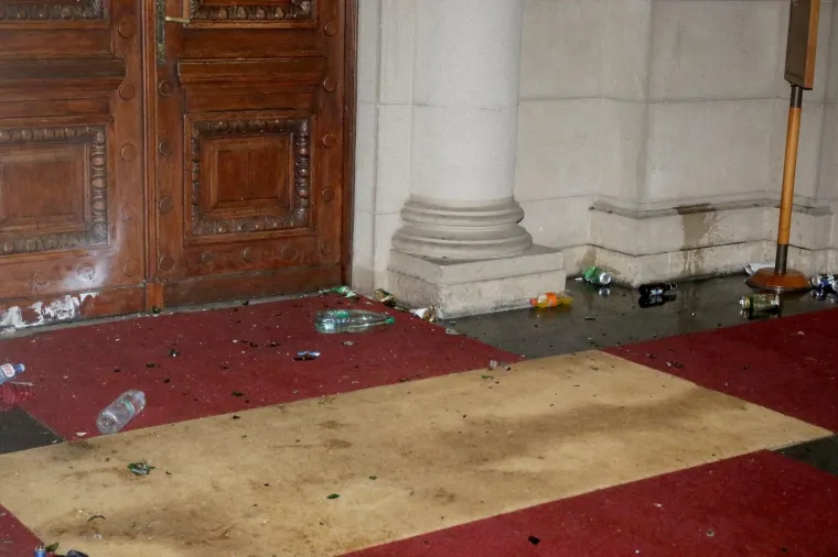 NASILNI PROSVJED U BEOGRADU: Sukobili se policija i prosvjednici nezadovoljni ponovnom najavom uvođenja policijskog sata