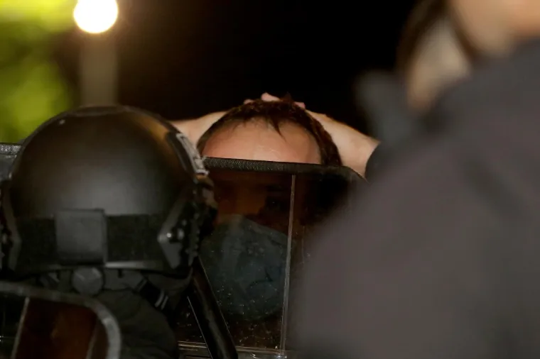 NASILNI PROSVJED U BEOGRADU: Sukobili se policija i prosvjednici nezadovoljni ponovnom najavom uvođenja policijskog sata