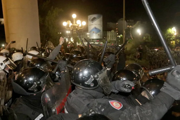NASILNI PROSVJED U BEOGRADU: Sukobili se policija i prosvjednici nezadovoljni ponovnom najavom uvođenja policijskog sata