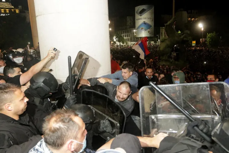 NASILNI PROSVJED U BEOGRADU: Sukobili se policija i prosvjednici nezadovoljni ponovnom najavom uvođenja policijskog sata