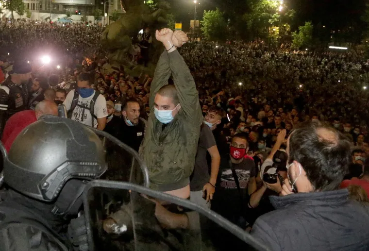 NASILNI PROSVJED U BEOGRADU: Sukobili se policija i prosvjednici nezadovoljni ponovnom najavom uvođenja policijskog sata