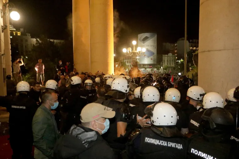 NASILNI PROSVJED U BEOGRADU: Sukobili se policija i prosvjednici nezadovoljni ponovnom najavom uvođenja policijskog sata