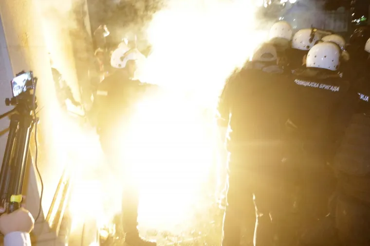 NASILNI PROSVJED U BEOGRADU: Sukobili se policija i prosvjednici nezadovoljni ponovnom najavom uvođenja policijskog sata