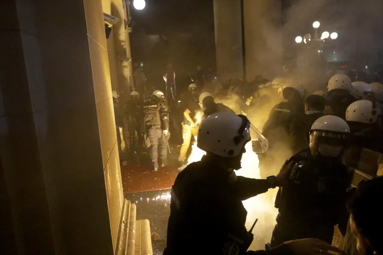 NASILNI PROSVJED U BEOGRADU: Sukobili se policija i prosvjednici nezadovoljni ponovnom najavom uvođenja policijskog sata