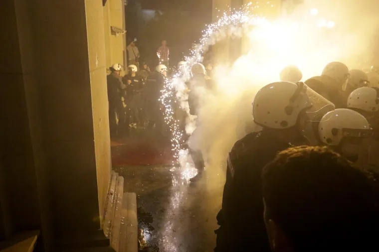 NASILNI PROSVJED U BEOGRADU: Sukobili se policija i prosvjednici nezadovoljni ponovnom najavom uvođenja policijskog sata