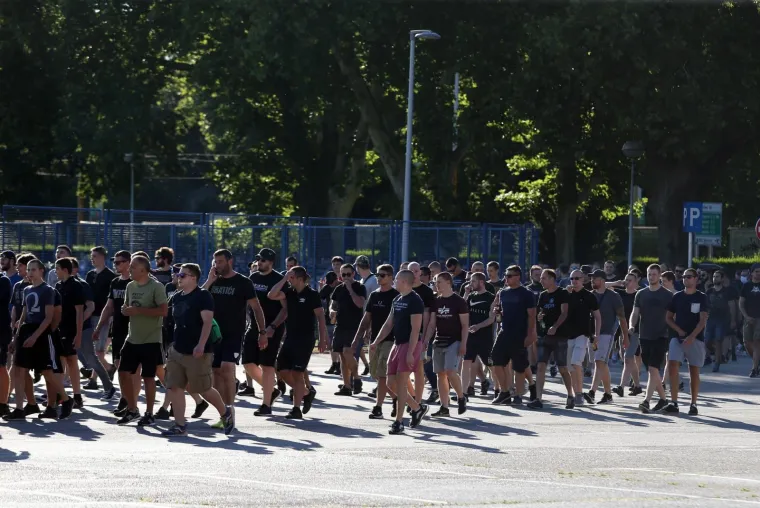 Specijalna policija čuva ulaz na stadion.