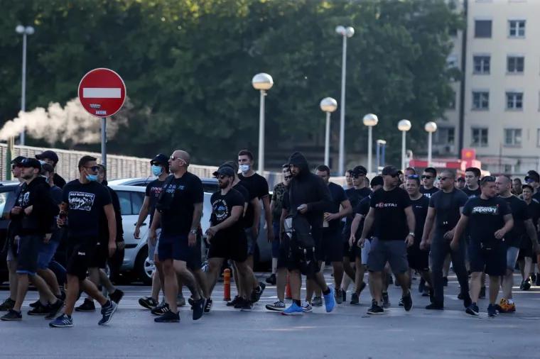 STOTINE BOYSA SE OKUPILI PRED MAKSIMIROM: Prosvjeduju protiv Mamića, specijalna policija čuva ulaz na stadion