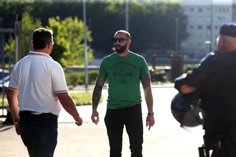 STOTINE BOYSA SE OKUPILI PRED MAKSIMIROM: Prosvjeduju protiv Mamića, specijalna policija čuva ulaz na stadion