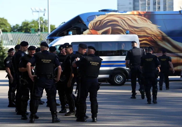 STOTINE BOYSA SE OKUPILI PRED MAKSIMIROM: Prosvjeduju protiv Mamića, specijalna policija čuva ulaz na stadion