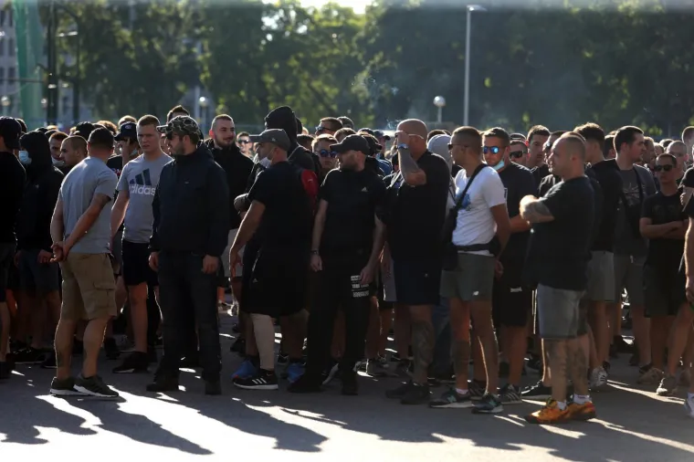 STOTINE BOYSA SE OKUPILI PRED MAKSIMIROM: Prosvjeduju protiv Mamića, specijalna policija čuva ulaz na stadion