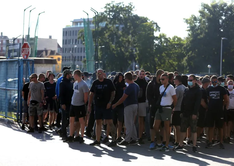 STOTINE BOYSA SE OKUPILI PRED MAKSIMIROM: Prosvjeduju protiv Mamića, specijalna policija čuva ulaz na stadion