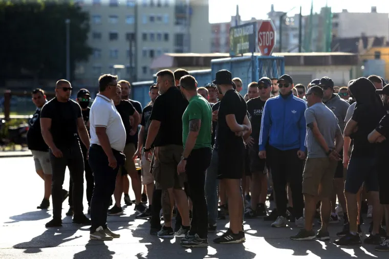 STOTINE BOYSA SE OKUPILI PRED MAKSIMIROM: Prosvjeduju protiv Mamića, specijalna policija čuva ulaz na stadion