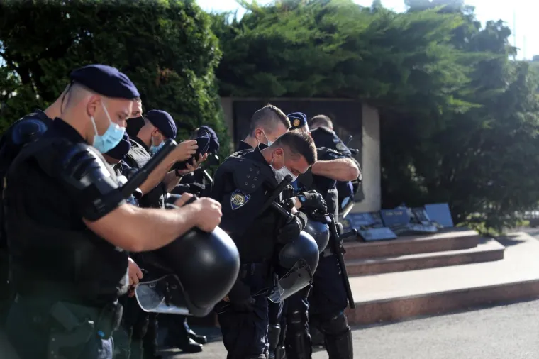 STOTINE BOYSA SE OKUPILI PRED MAKSIMIROM: Prosvjeduju protiv Mamića, specijalna policija čuva ulaz na stadion