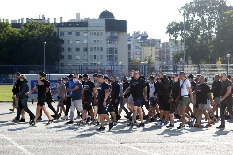 STOTINE BOYSA SE OKUPILI PRED MAKSIMIROM: Prosvjeduju protiv Mamića, specijalna policija čuva ulaz na stadion