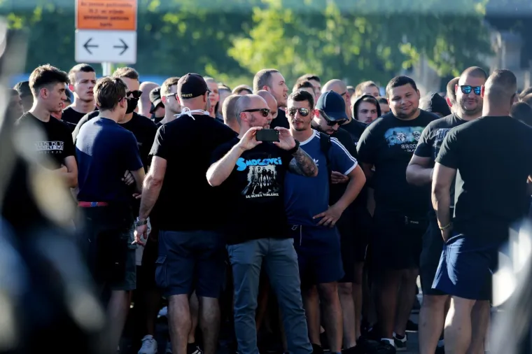 STOTINE BOYSA SE OKUPILI PRED MAKSIMIROM: Prosvjeduju protiv Mamića, specijalna policija čuva ulaz na stadion