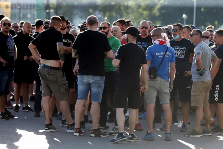 STOTINE BOYSA SE OKUPILI PRED MAKSIMIROM: Prosvjeduju protiv Mamića, specijalna policija čuva ulaz na stadion