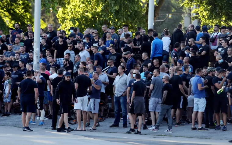 STOTINE BOYSA SE OKUPILI PRED MAKSIMIROM: Prosvjeduju protiv Mamića, specijalna policija čuva ulaz na stadion