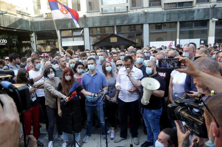 08, jul, 2020, Beograd - Na platou ispred Filozofskog fakulteta protest Saveza za Srbiju protiv najave policijskog sata za naredni vikend  i  suludog političkog iživljavanja režima nad građanima Srbije. Foto: Antonio Ahel/ATAImages
