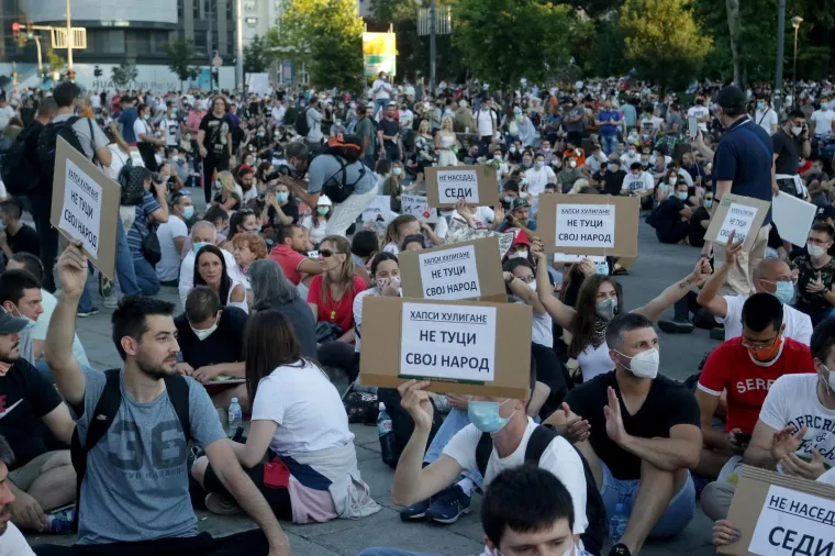 Okupilo se se nekoliko tisuća ljudi: Prosvjednici u Beogradu sjede ispred Skup&scaron;tine i poručuju 'Ne tuci svoj narod'