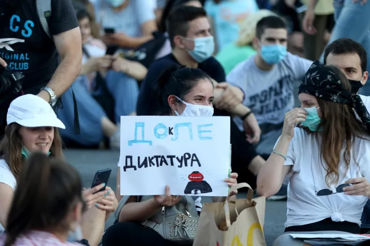 Okupilo se se nekoliko tisuća ljudi: Prosvjednici u Beogradu sjede ispred Skup&scaron;tine i poručuju 'Ne tuci svoj narod'