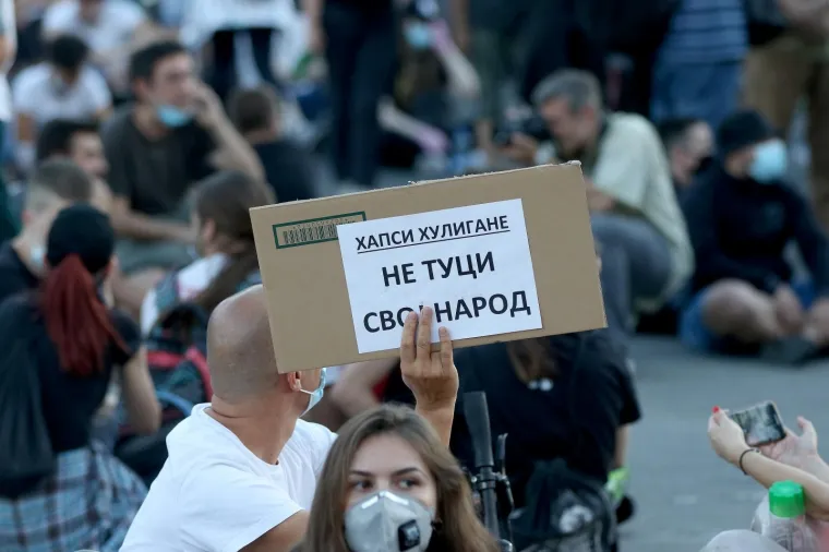 Okupilo se se nekoliko tisuća ljudi: Prosvjednici u Beogradu sjede ispred Skup&scaron;tine i poručuju 'Ne tuci svoj narod'