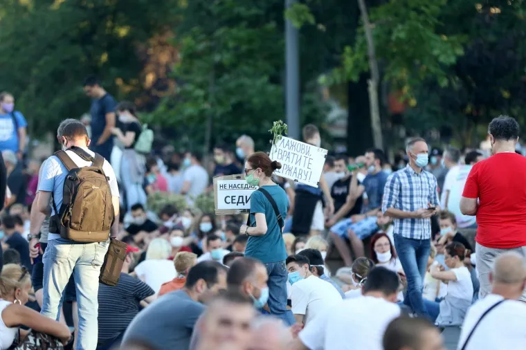 Okupilo se se nekoliko tisuća ljudi: Prosvjednici u Beogradu sjede ispred Skup&scaron;tine i poručuju 'Ne tuci svoj narod'