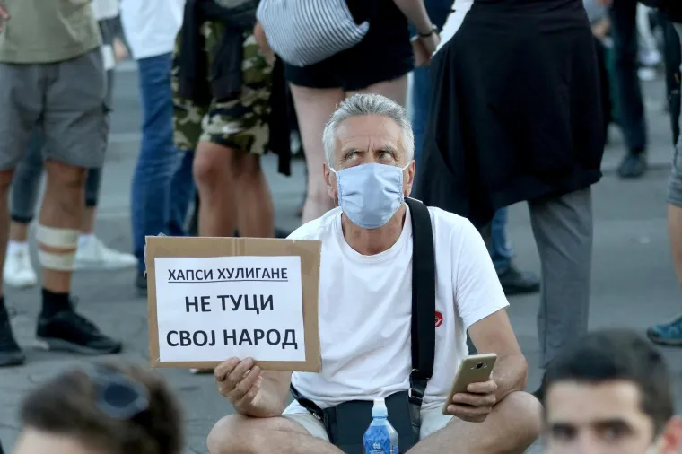 Okupilo se se nekoliko tisuća ljudi: Prosvjednici u Beogradu sjede ispred Skup&scaron;tine i poručuju 'Ne tuci svoj narod'