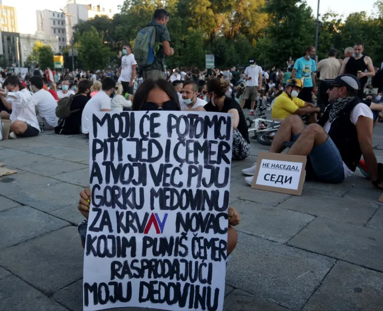 Okupilo se se nekoliko tisuća ljudi: Prosvjednici u Beogradu sjede ispred Skup&scaron;tine i poručuju 'Ne tuci svoj narod'