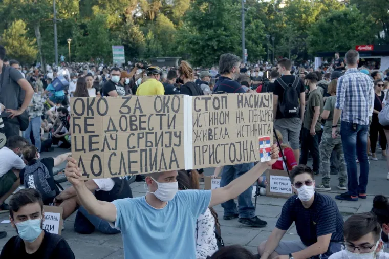 Okupilo se se nekoliko tisuća ljudi: Prosvjednici u Beogradu sjede ispred Skup&scaron;tine i poručuju 'Ne tuci svoj narod'