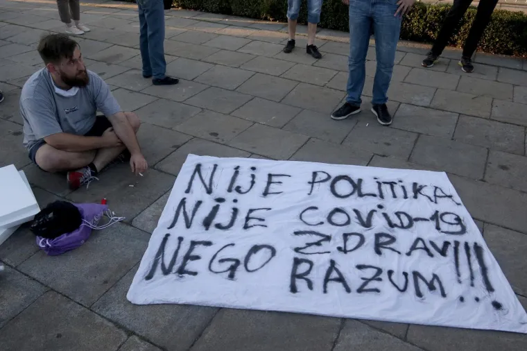 Okupilo se se nekoliko tisuća ljudi: Prosvjednici u Beogradu sjede ispred Skup&scaron;tine i poručuju 'Ne tuci svoj narod'