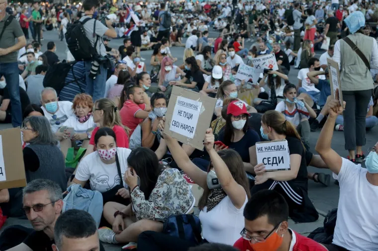 Okupilo se se nekoliko tisuća ljudi: Prosvjednici u Beogradu sjede ispred Skup&scaron;tine i poručuju 'Ne tuci svoj narod'