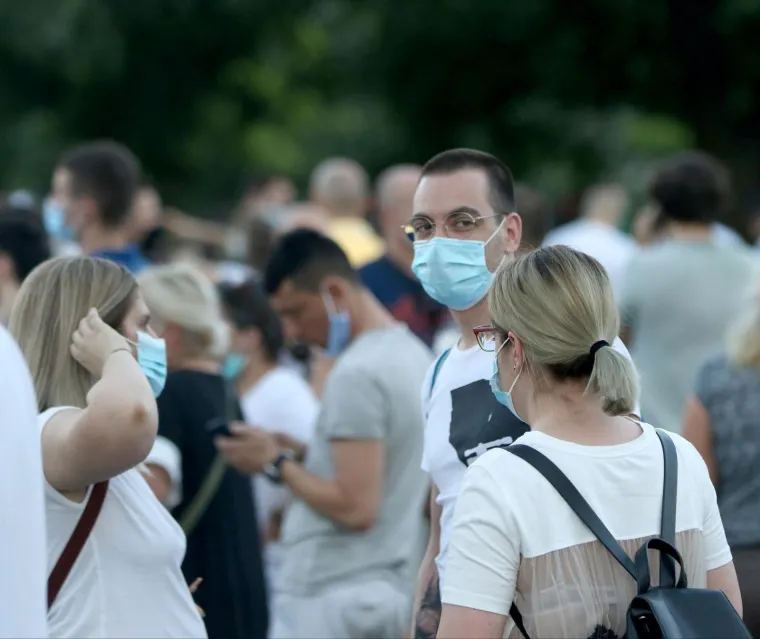 Okupilo se se nekoliko tisuća ljudi: Prosvjednici u Beogradu sjede ispred Skup&scaron;tine i poručuju 'Ne tuci svoj narod'