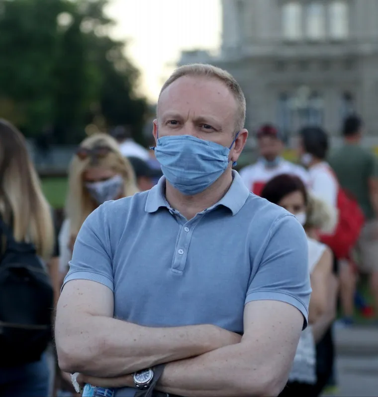 Okupilo se se nekoliko tisuća ljudi: Prosvjednici u Beogradu sjede ispred Skup&scaron;tine i poručuju 'Ne tuci svoj narod'