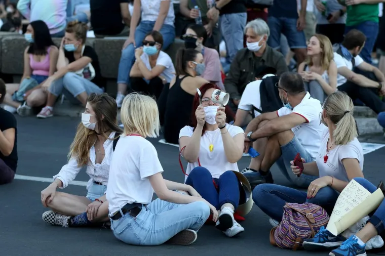 Okupilo se se nekoliko tisuća ljudi: Prosvjednici u Beogradu sjede ispred Skup&scaron;tine i poručuju 'Ne tuci svoj narod'