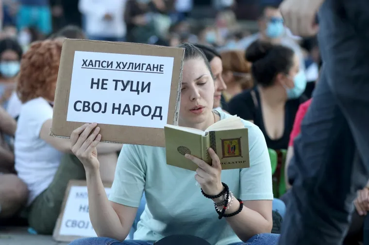 Okupilo se se nekoliko tisuća ljudi: Prosvjednici u Beogradu sjede ispred Skup&scaron;tine i poručuju 'Ne tuci svoj narod'