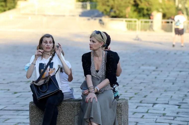 Okupilo se se nekoliko tisuća ljudi: Prosvjednici u Beogradu sjede ispred Skup&scaron;tine i poručuju 'Ne tuci svoj narod'