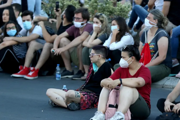 Okupilo se se nekoliko tisuća ljudi: Prosvjednici u Beogradu sjede ispred Skup&scaron;tine i poručuju 'Ne tuci svoj narod'