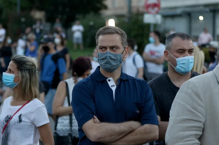 Okupilo se se nekoliko tisuća ljudi: Prosvjednici u Beogradu sjede ispred Skup&scaron;tine i poručuju 'Ne tuci svoj narod'