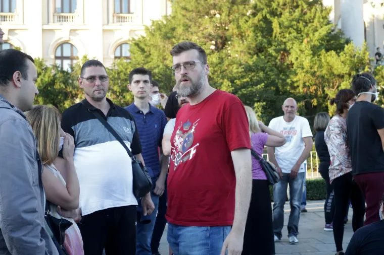 Okupilo se se nekoliko tisuća ljudi: Prosvjednici u Beogradu sjede ispred Skup&scaron;tine i poručuju 'Ne tuci svoj narod'