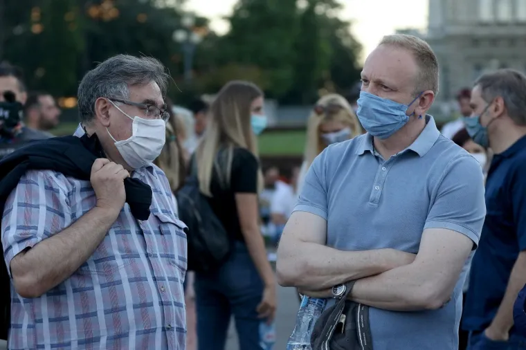 Okupilo se se nekoliko tisuća ljudi: Prosvjednici u Beogradu sjede ispred Skup&scaron;tine i poručuju 'Ne tuci svoj narod'