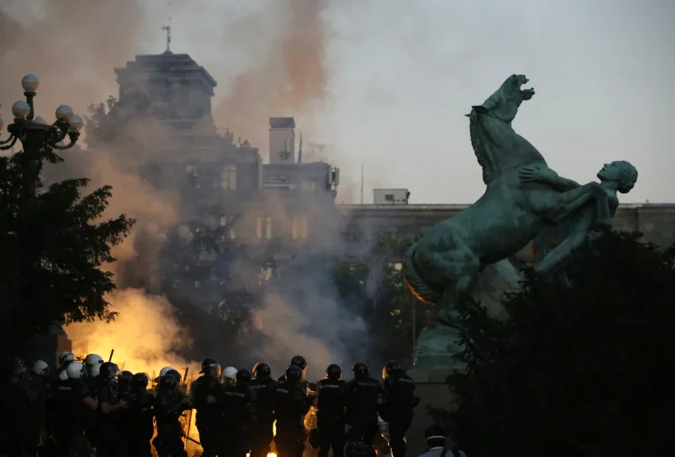 Jo&scaron; jedna burna noć u Beogradu: Policija nakon &scaron;est sati sukoba razbila demonstracije, ozlijeđeni i novinari