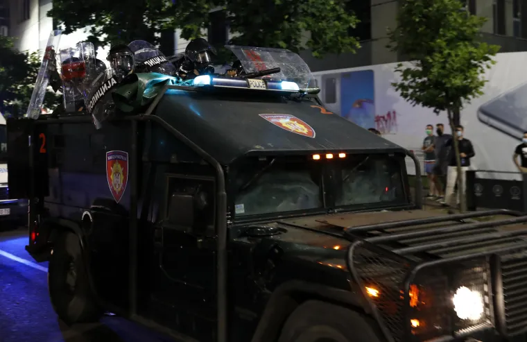 Jo&scaron; jedna burna noć u Beogradu: Policija nakon &scaron;est sati sukoba razbila demonstracije, ozlijeđeni i novinari