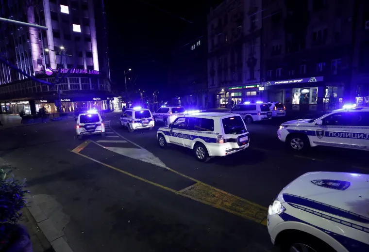 Jo&scaron; jedna burna noć u Beogradu: Policija nakon &scaron;est sati sukoba razbila demonstracije, ozlijeđeni i novinari