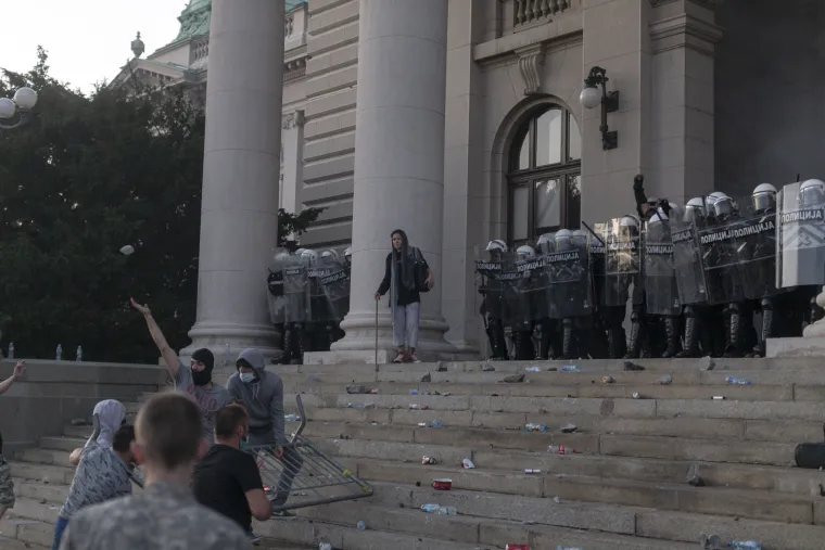 Jo&scaron; jedna burna noć u Beogradu: Policija nakon &scaron;est sati sukoba razbila demonstracije, ozlijeđeni i novinari