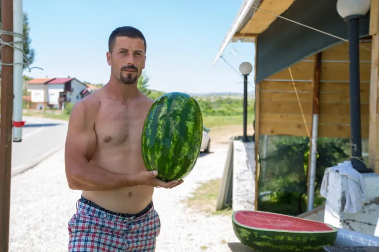 ŠEMSO I NJEGOV MARKETING: Šaljivi natpis na štandu kod Mostara: 'Lubenica slađa od...'