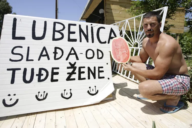 ŠEMSO I NJEGOV MARKETING: Šaljivi natpis na štandu kod Mostara: 'Lubenica slađa od...'