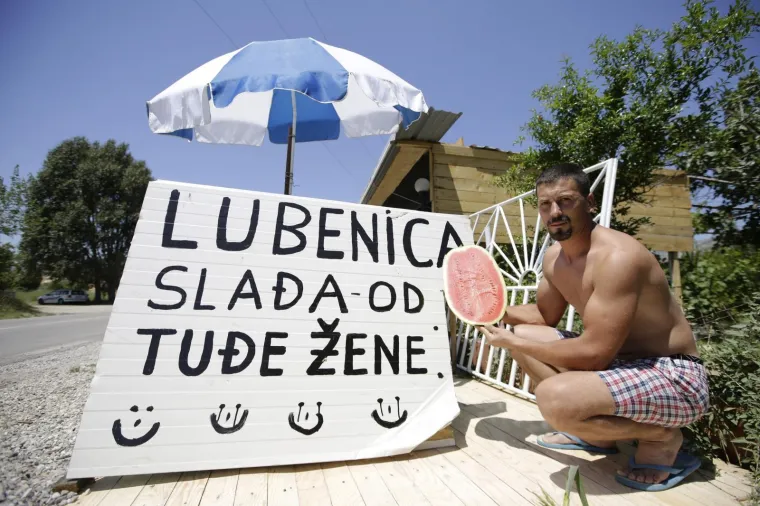 Šemso, prodvavač lubenica na magistrali pokraj Mostara, pobrinuo se da svi prolaznici uoče njegov štand.